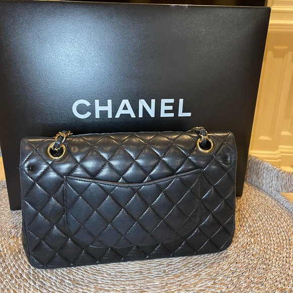 CHANEL
Pre-loved Lambskin Quilted Small Double Flap Black
$10.200 $8725 - Picture 4 of 6
